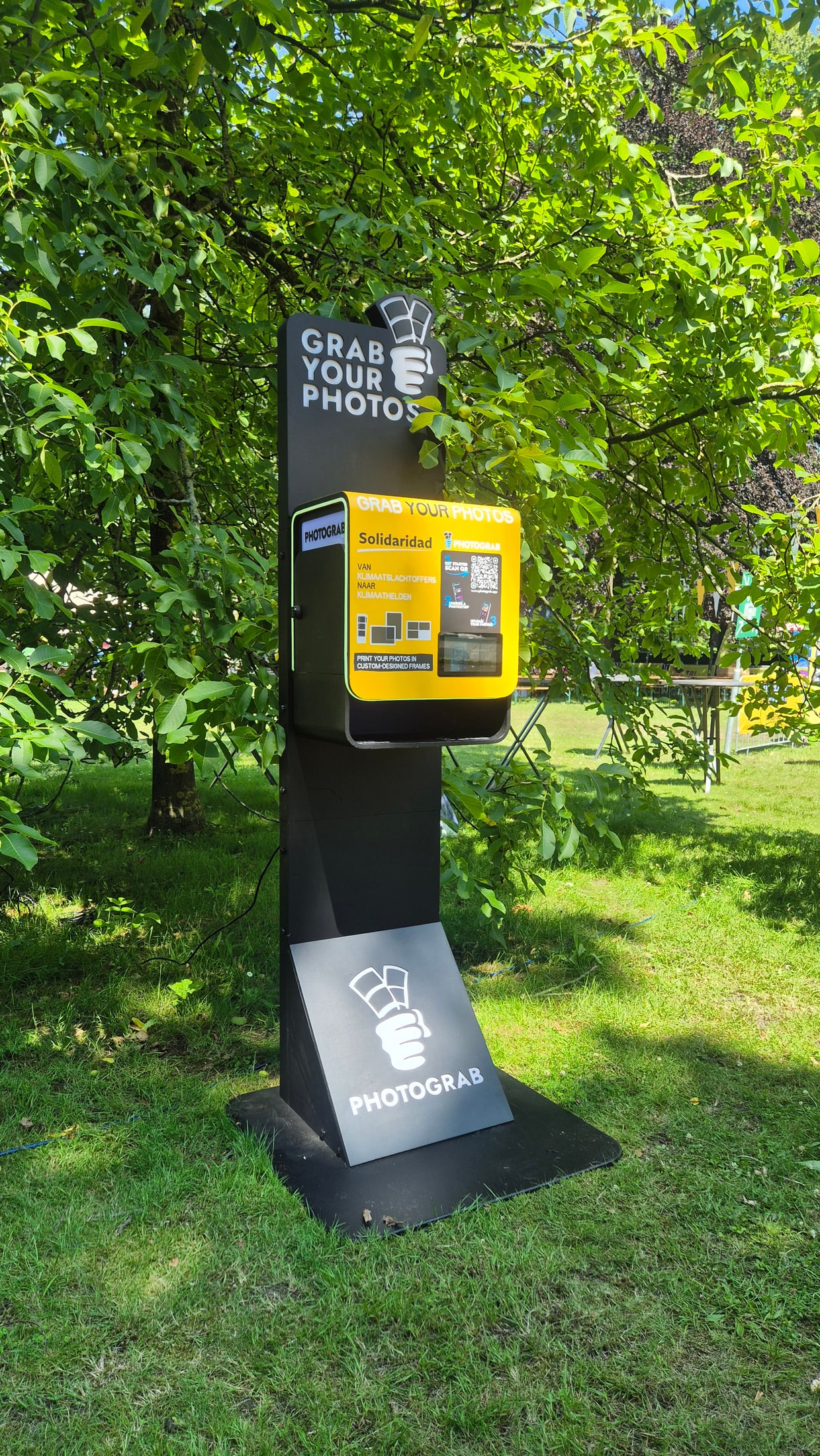 Compact outdoor PHOTOGRAB station with integrated display and printer