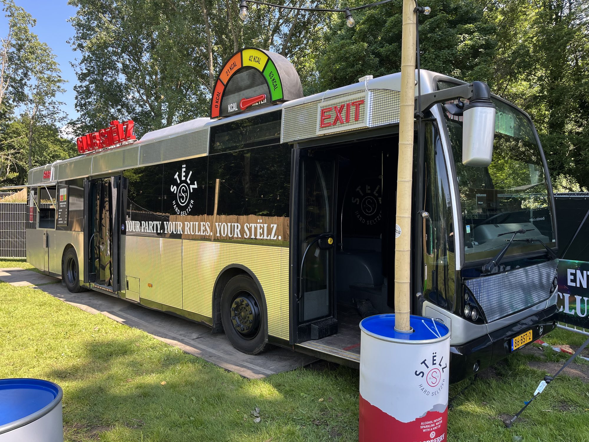 Front three-quarter view of the Club Stëlz bus with the roof-mounted timer