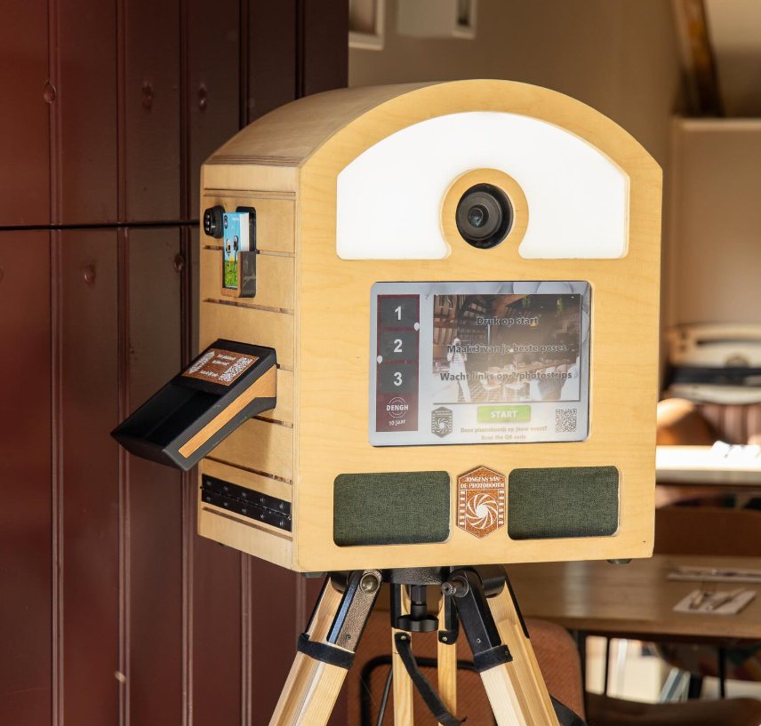 Compact wooden To Go Photobooth with integrated camera, light, touchscreen and payment terminal